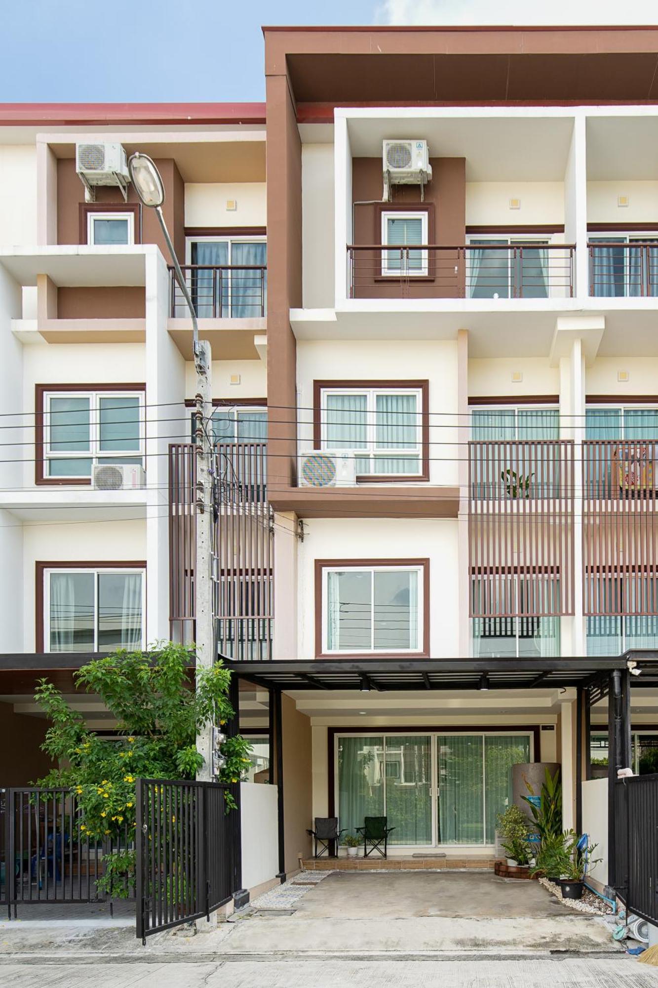 Latkrabangbishome Near Suvarnabhumi Airport ลาดกระบังบิซโฮม Банкок Екстериор снимка